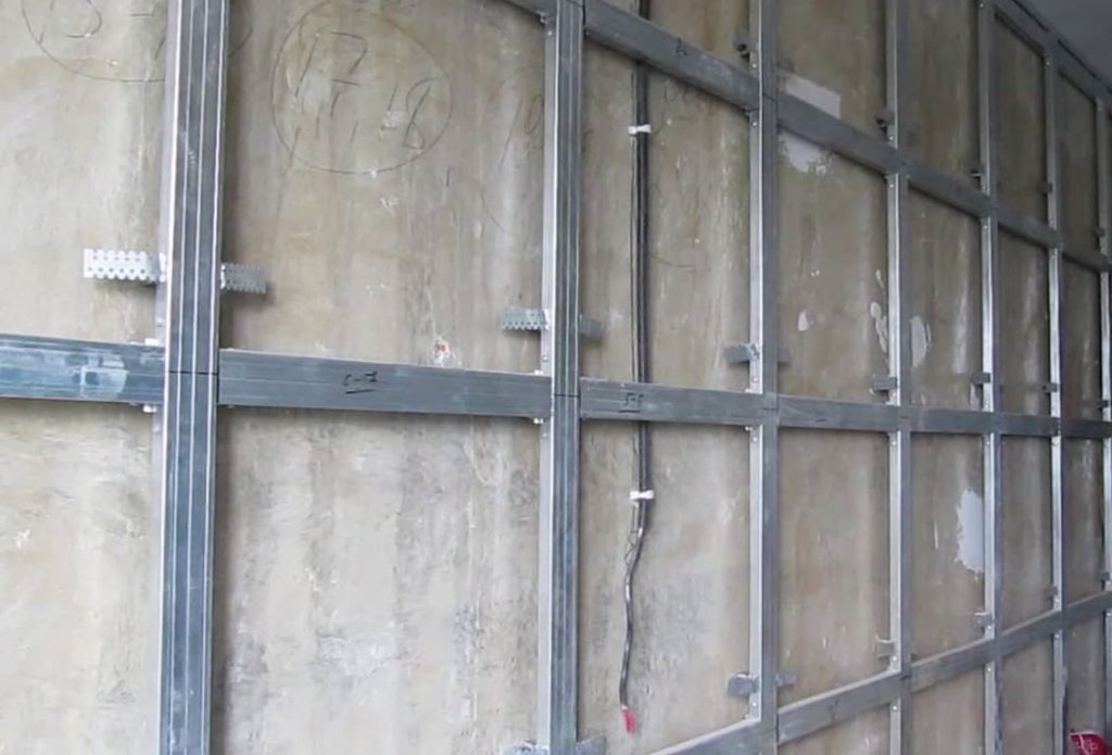 Монтаж фальшь-стены из гипсокартона: 3 этапа работы